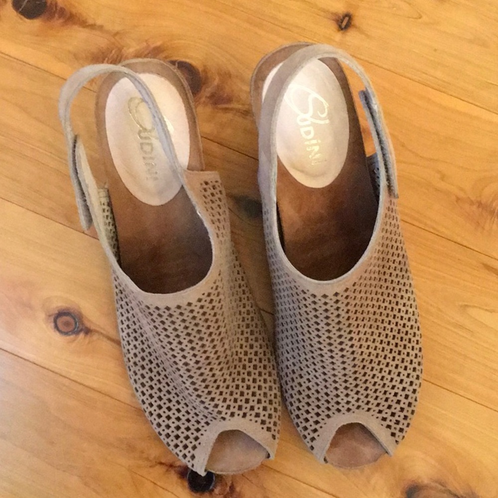 Sudini “Aly” Taupe Sling Back dress Wedge Perforated Suede Sandal Sz 10 NIB - Picture 3 of 15
